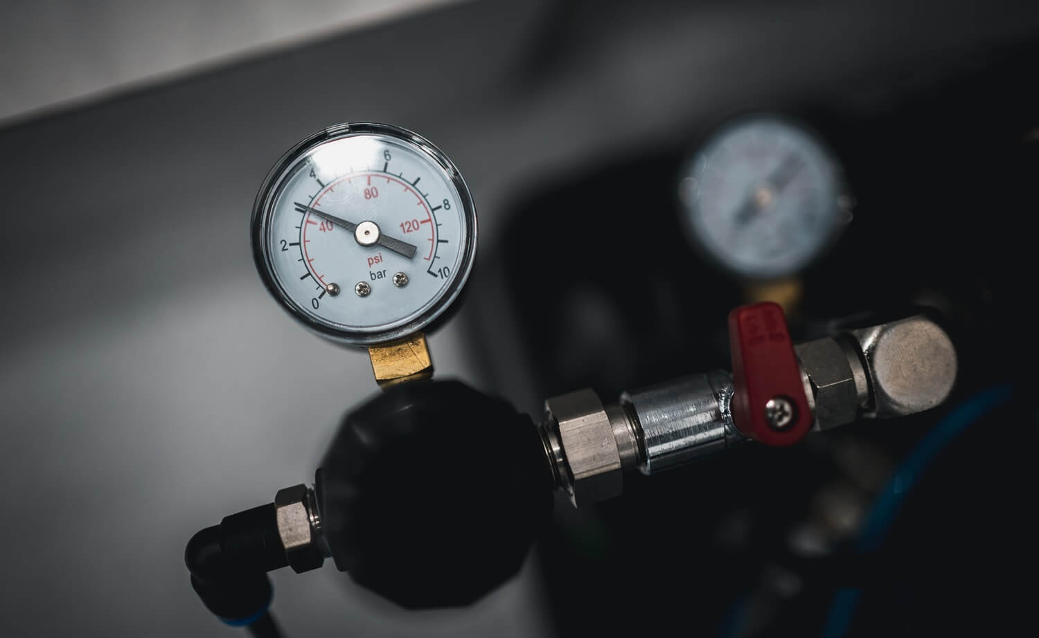 Pressure gauge for measuring instruments for gas line pressure control